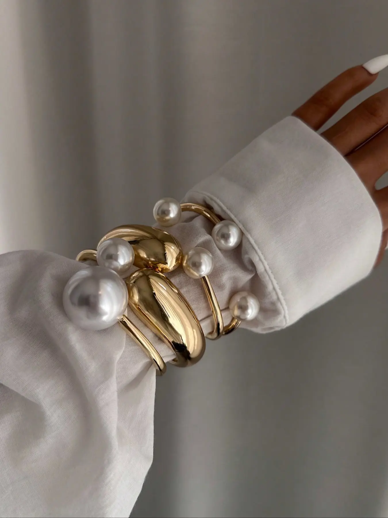 3Pc Luxe Dome Cuff Bracelet , Faux Pearl Decor Chunky Metal Bangles Set , Hinged Design Metal Cuffs Bangles Jewlery for Daily Wear , Golden Color Metal Bracelets , Stacking Bangles, Stackable Bracelets