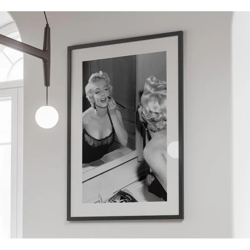 Glamorous Marilyn Monroe Mirror Makeup Black & White Artistic Canvas Poster Print, Fade-Resistant Frameless Retro Hollywood Wall Art, Bedroom Vanity Decoration (Frame Not Included, Ideal for Gifting to Marilyn Monroe Fans)