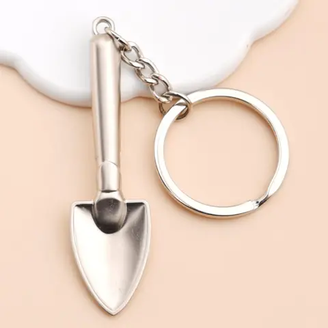 Fashion Multi-function Spade Shaped Metal Cute Keychain, Stainless Steel Key Holder & Key Fob for Car Key Chain for Men & Women, Stylish Design Fashion Cute Accessories for Daily Wear As Gift for Friends