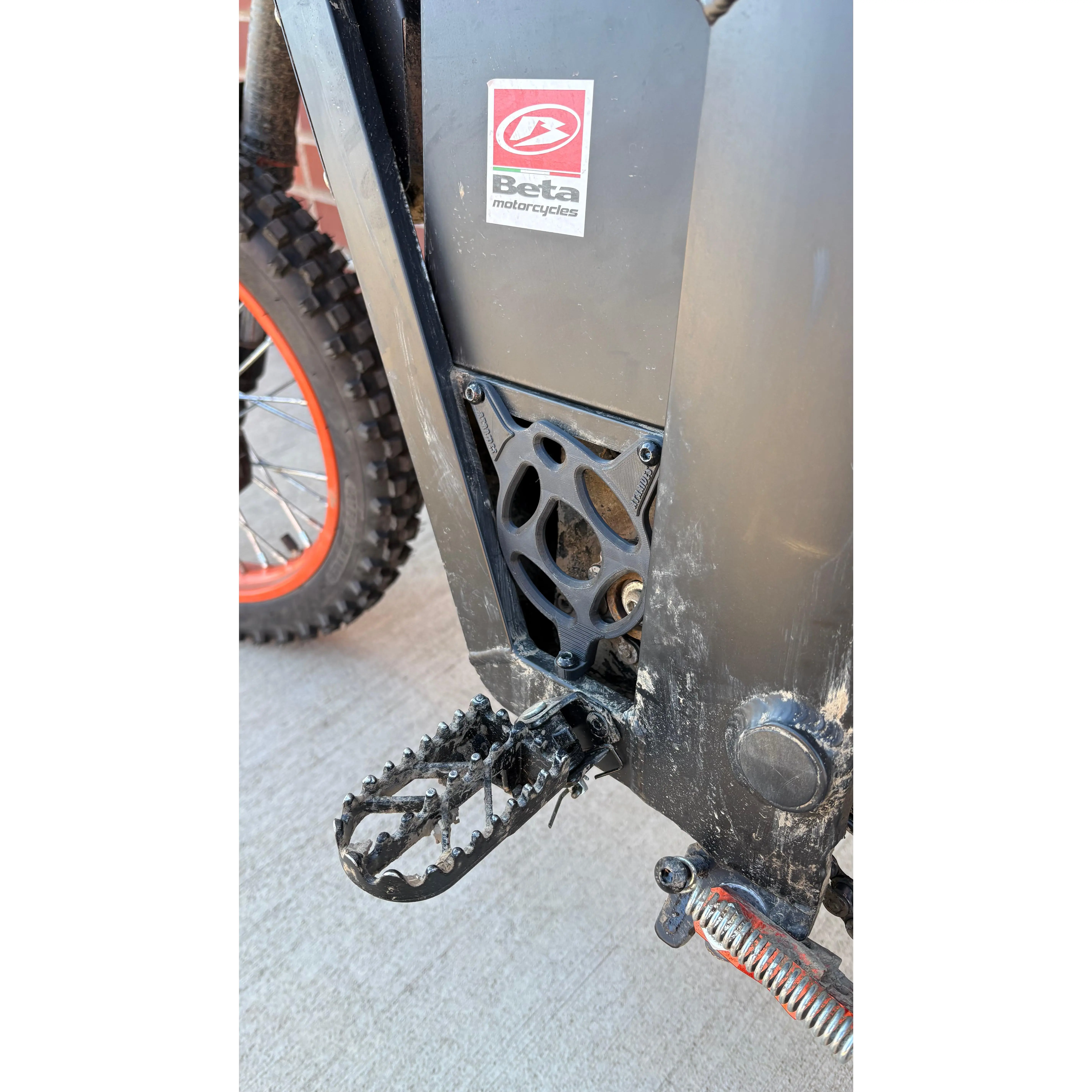 Tuttio motor cover