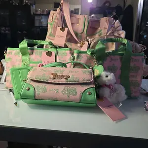 xclusive... Juicy Couture's Exclusive Viral New W/Tags @glos.vibe @stayfadedbrand #stayfaded #stayfadedbrand #glosvibe Pink & Green Handbags