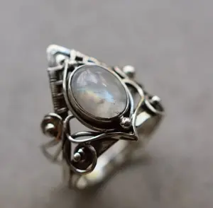 R397- Beautiful Tibetan Indian Vintage Ring