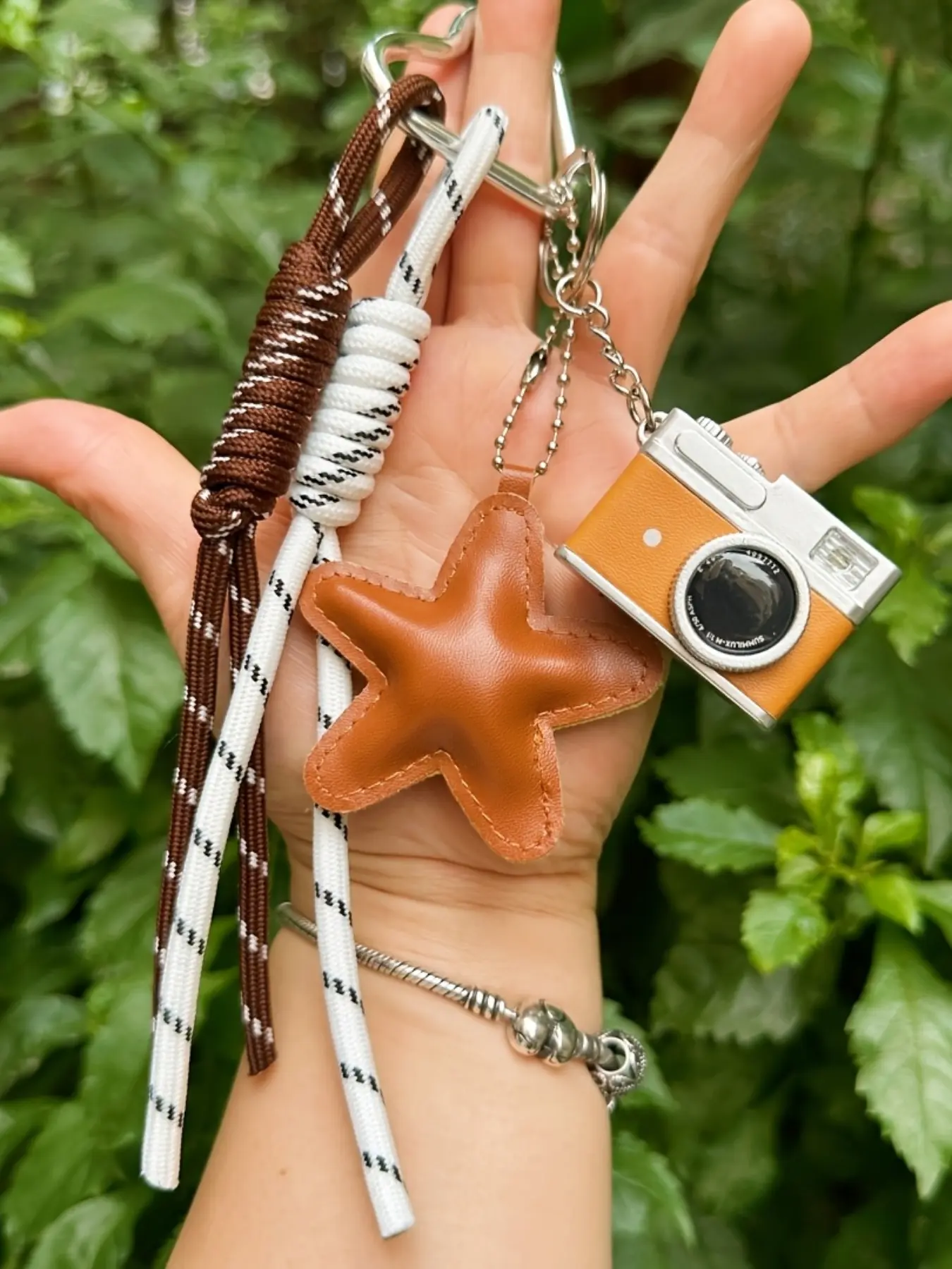 Retro Mini Camera Bag Pendant, Keyring, Keychain Lanyard with Faux PU Leather Star Charms and Braided Rope Strap, Star Camera Bag, Camera-Shaped Keychain, Camera Bag Charm, Backpack Pendant, Keychain, Keychain for bags