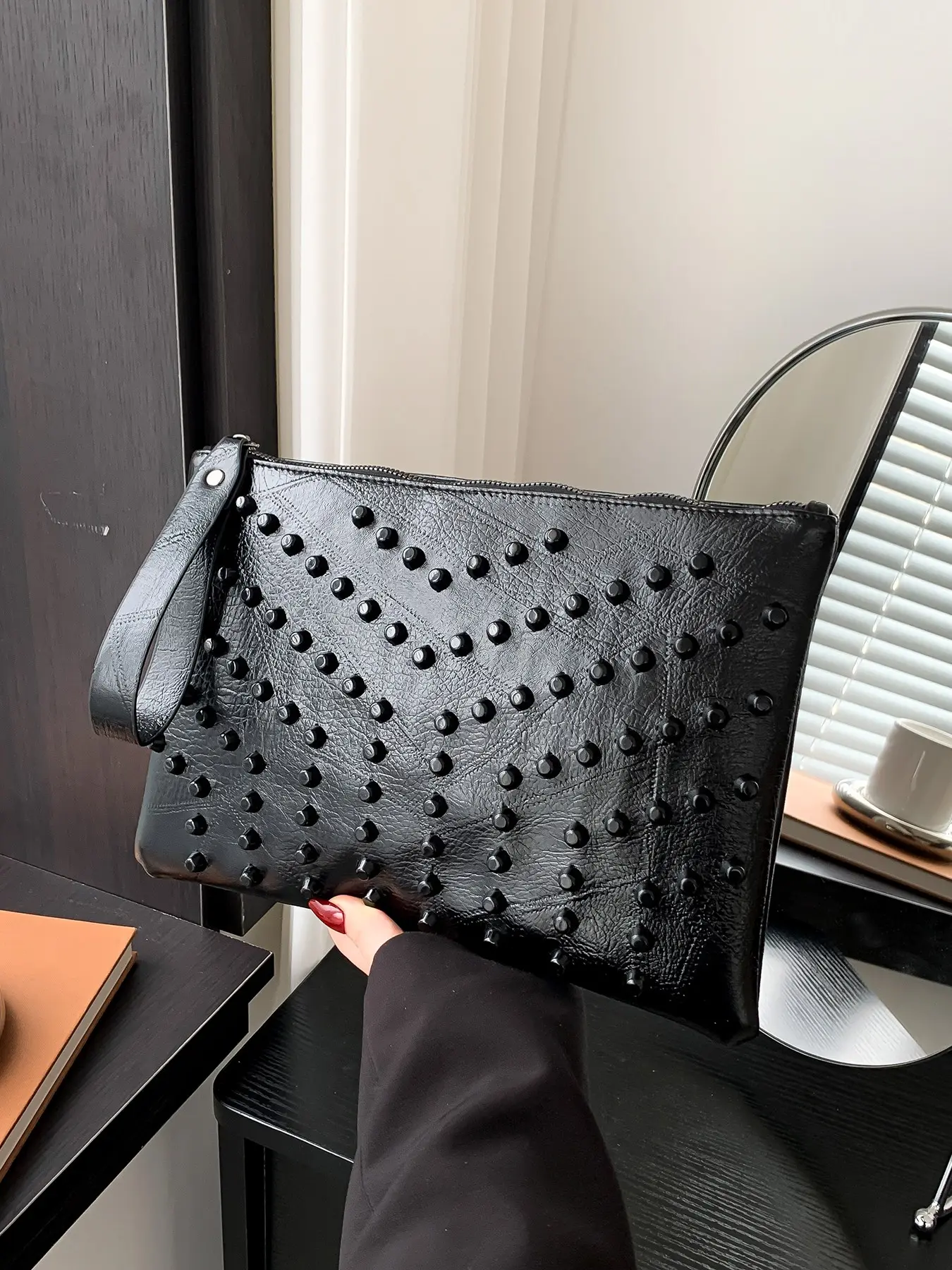 Minimalist decorative handbag, solid color versatile wrist bag, Commuter Bag, commuter purse, Fashionable Versatile Purse, can accommodate mobile phones and daily necessities, convenient to carry, suitable for daily commuting, shopping
