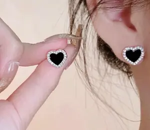 Elegant 18K Gold Plated Black Heart Earrings with Sparkling Rhinestones for Women's Everyday Wear Luxurious Fashion Accessory