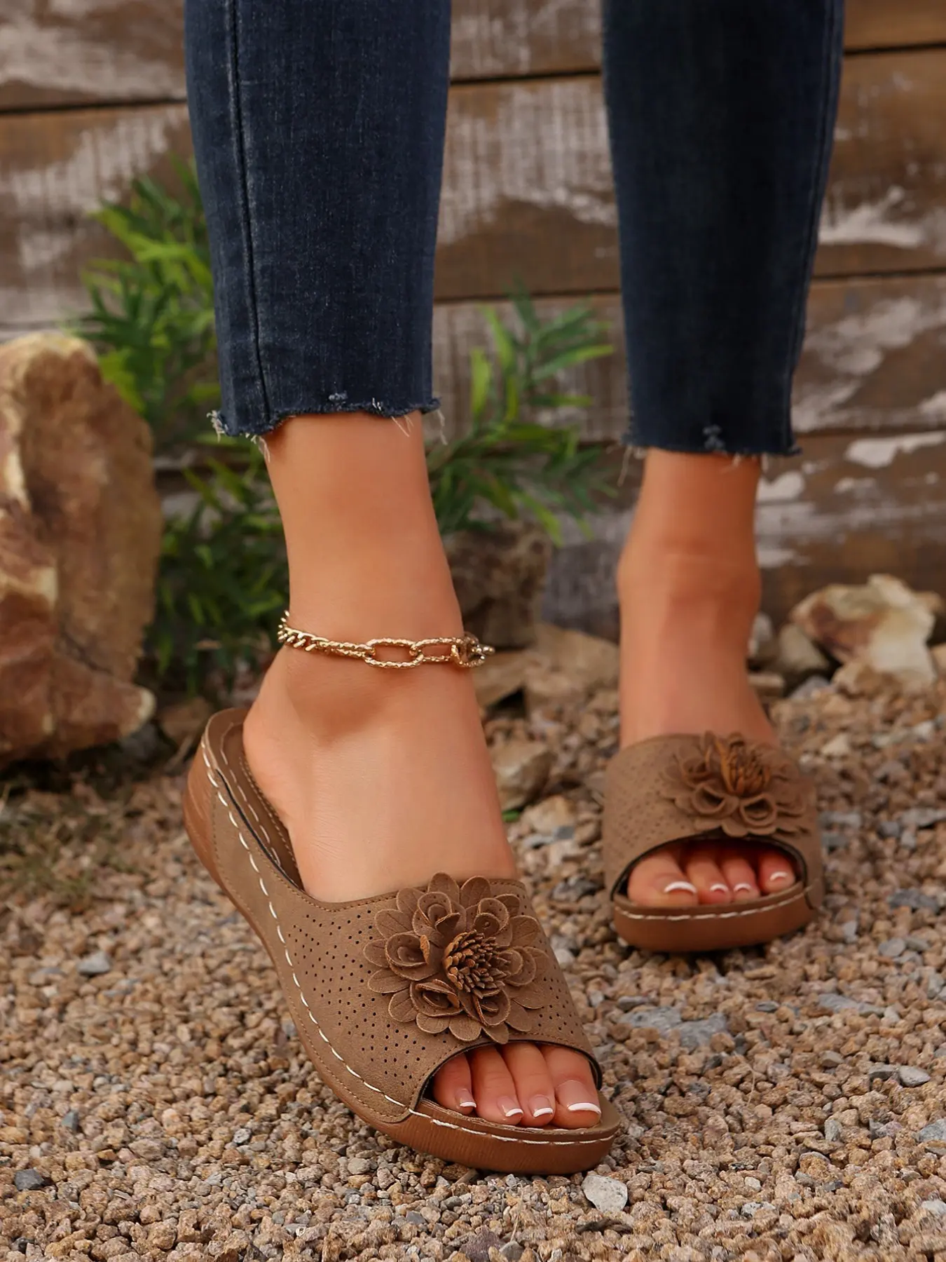 2026 Summer New Fashion Wedges 3D Flower PU Leather Fashionable Wedge Sandals Women, European Style Hollow Out Breathable Thick Sole Height Increase Slippers, Fashionable Comfy Sandals, Large Size Comfortable Outdoor Casual Mules