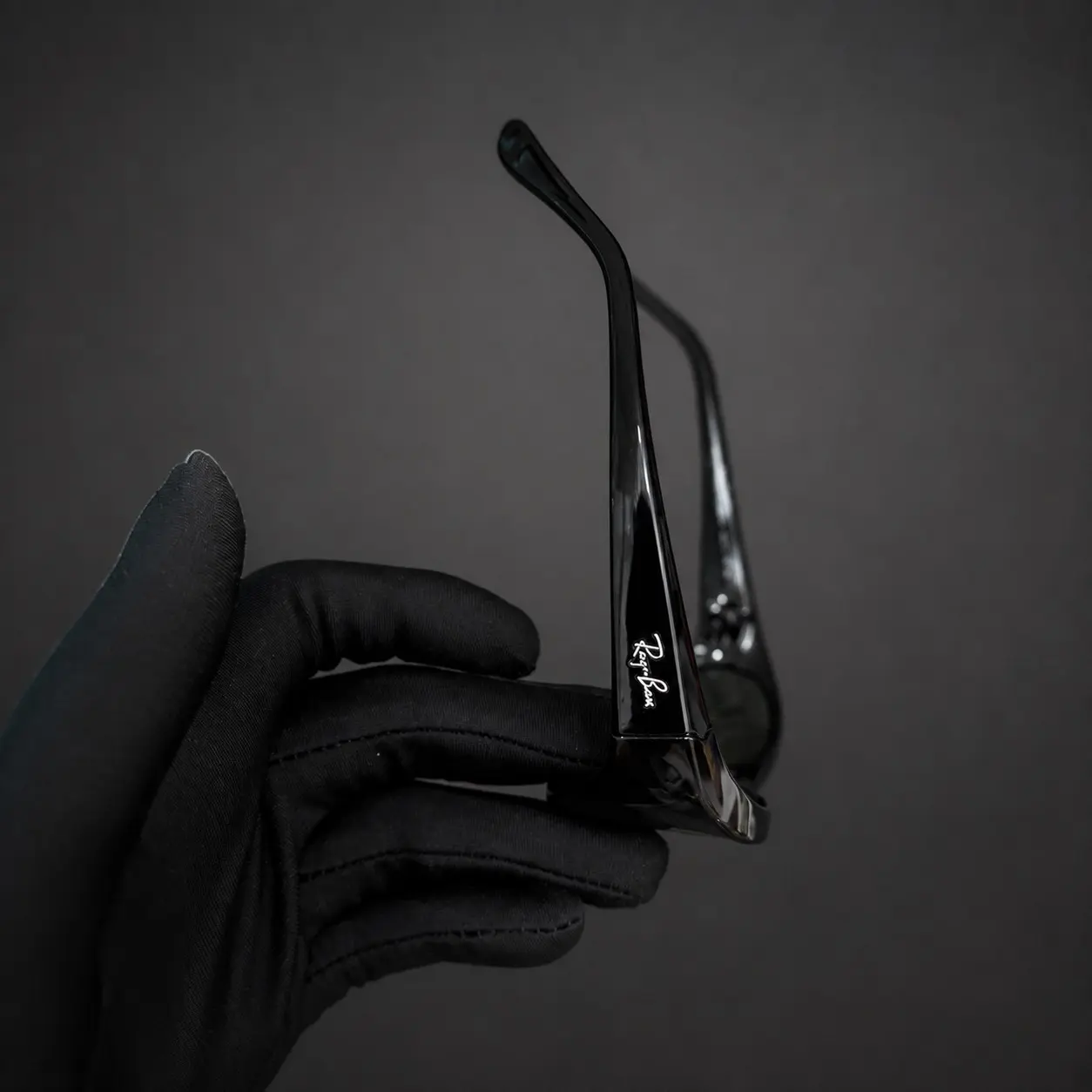 Ray-Ban Iconic Aviator sunglasses with black frames, a close-fitting design suitable for both men and women.
