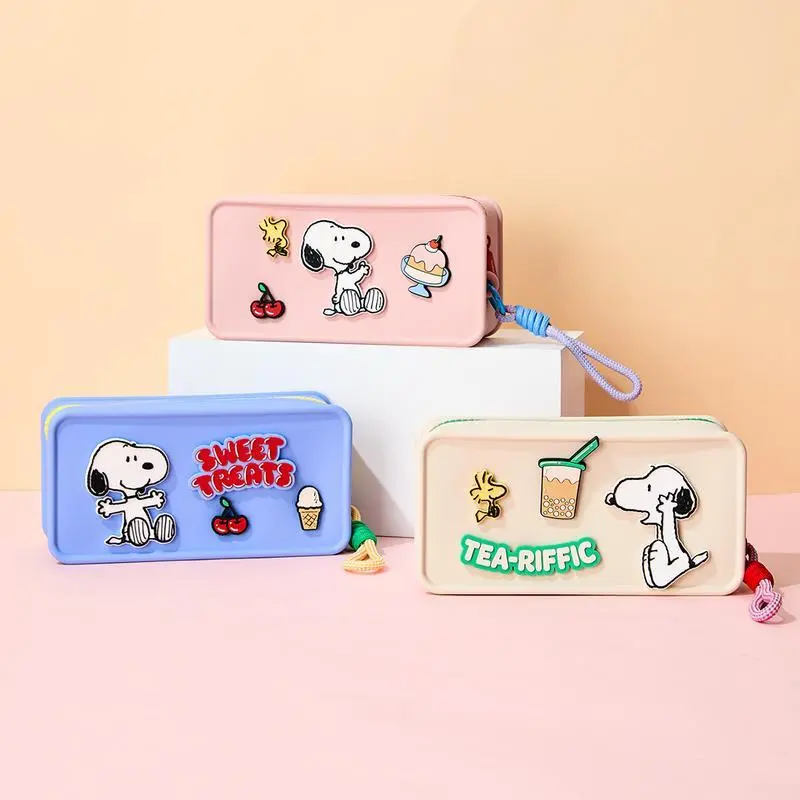 Snoopy Women's Novelty Print Rubber Cosmetic Pouch, Lightweight Travel Toiletry Bag with Adjustable Shoulder Strap, Functional Luggage Accessory, Makeup Storage Bag, Graphic, Easyclean, Cute, Makeup Bag Set, Animal, Back To School