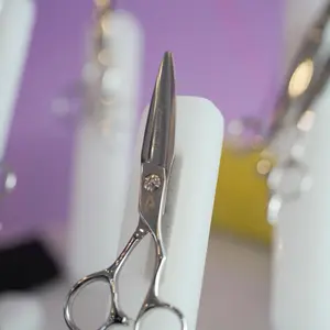 Tijera de corte Lisa Hernández 5.5 pulgadas para detalles Haircare Heatless