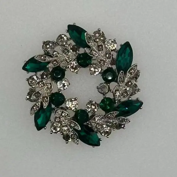 Emerald Wreath Gleam Brooch