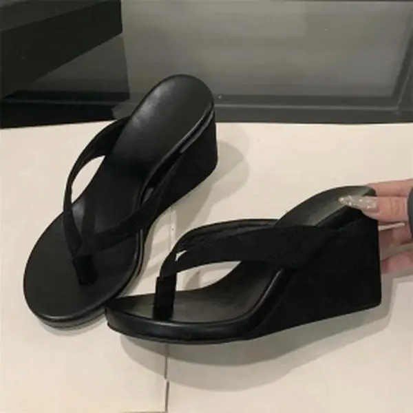 Minimalist solid-color wedge flip-flops for women — soft, skin-friendly leather toe-post sandals with non-slip soles; ideal for summer everyday wear, shopping, vacations, and casual outings.