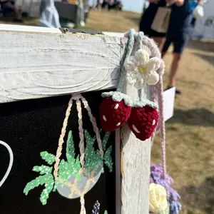 Crochet Strawberry Car Hanger Keychain Decor with White Daisy Accent for Unique Key Accessory