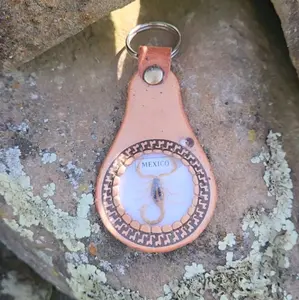 Llavero de piel con alacrán