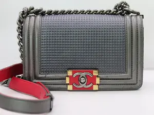 Pre-owned CHANEL Leather Crossbody Bags Rare Metallic Silver Cube Embossed Small Boy Bag, Silver Hardware 2014