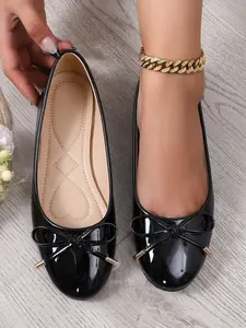 Sweet Style Commuter Shoes for Wide Feet, Glossy PU Bow Single Shoe, All-Season Preppy Design, Less Than Ankle Height