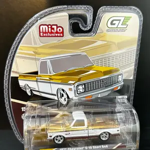 Super chrome chase,Greenlight 1972 Chevrolet C-10 Short Bed Custom Mustard Yellow 1/64,New.