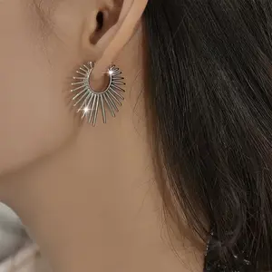 1 Pair Elegant  Hypoallergenic Geometric Tiered Fan-Shaped Stud Earrings, Perfect for Daily Wear, Celebrations, and Holiday Gifts, for Christmas Seasonal Collection