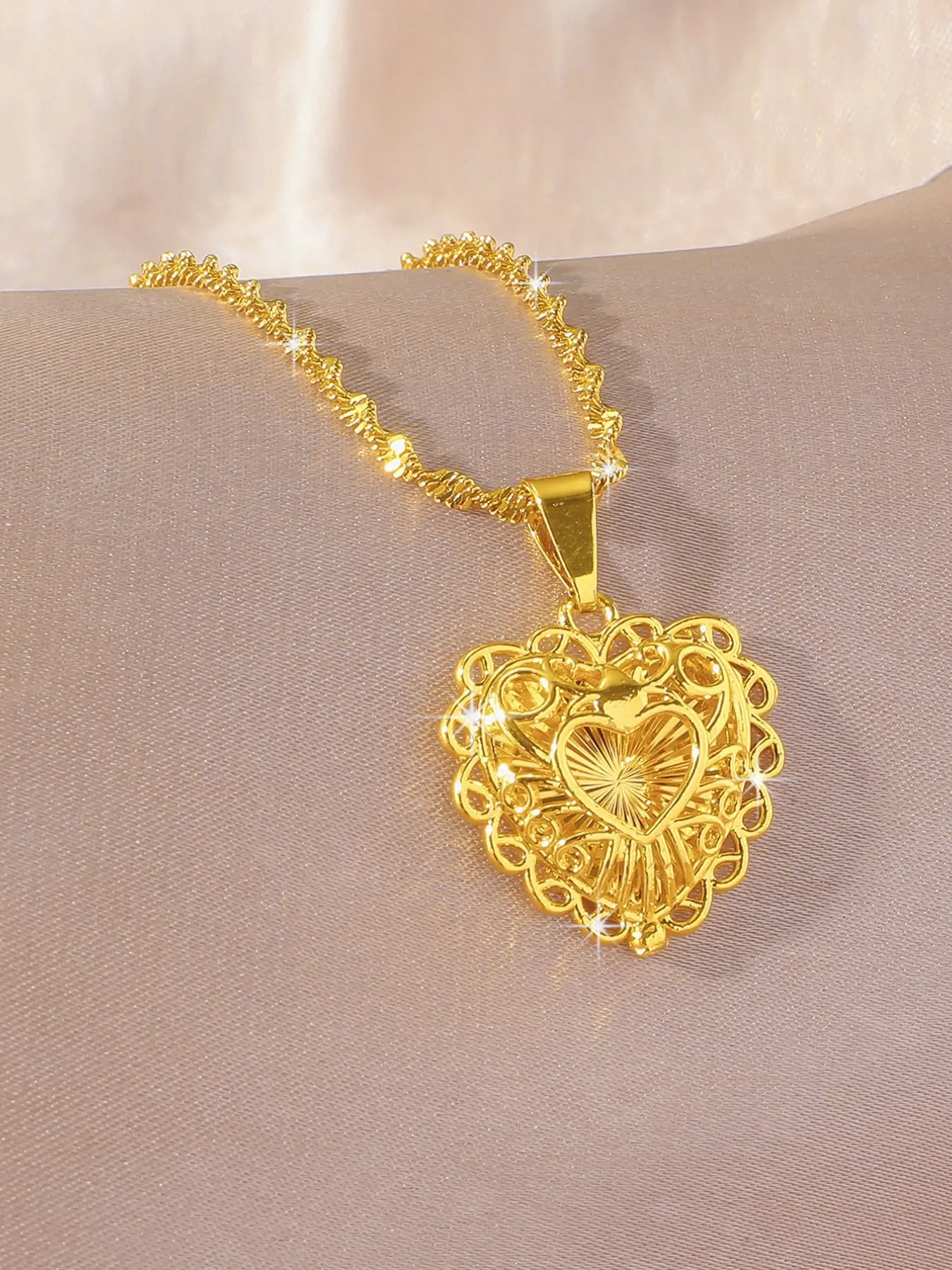 Valentine's Day love necklace, Heart design necklace, heart-shaped hollow necklace, Copper pendant necklace, wedding necklace jewelry, Copper chain jewelry, suitable for girlfriends, friends, Valentine's Day gift