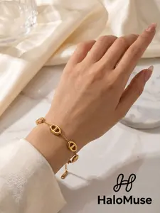 Chic Pig Nose Bracelet, Unique Metal Link Design, Matte Finish, Casual Style, All Seasons, Perfect for Daily Wear, Vacation, Layering