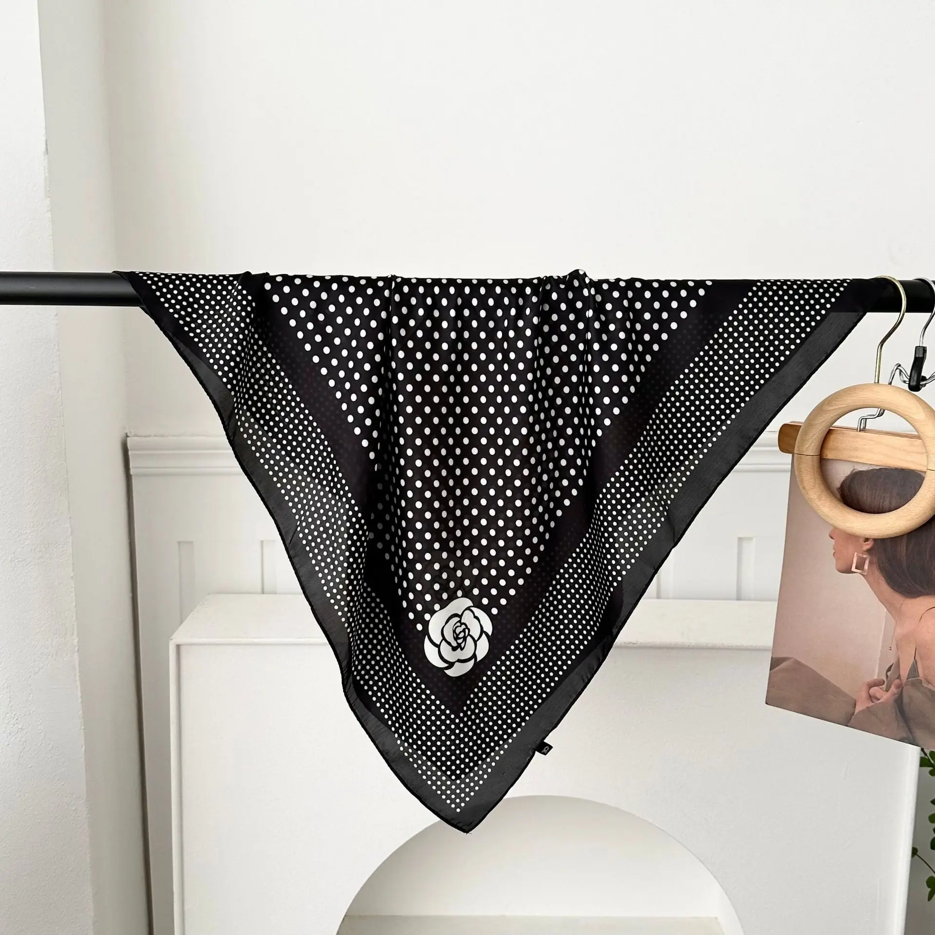 Bodian Mountain Camellia Black and White