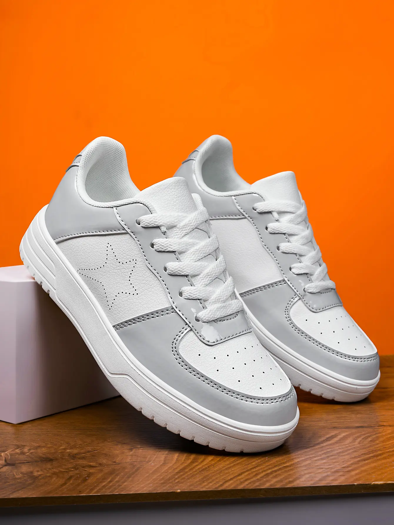 Women's Skate Shoes, White Gray Star Print Sneakers with Perforated Design & Gold Ankle Chain, Low-Top Casual Shoes with Thick Sole for Street Style, Fashion Comfort Gift for Her​