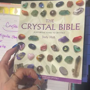 The Crystal Bible: A Definitive Guide to Crystals -- Judy Hall - Paperback