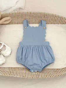 Baby girl denim shoulder strap jumpsuit, suitable for rural vacation. Comfortable casual wear is perfect for babies, and fashionable baby clothing is very suitable for outdoor adventures