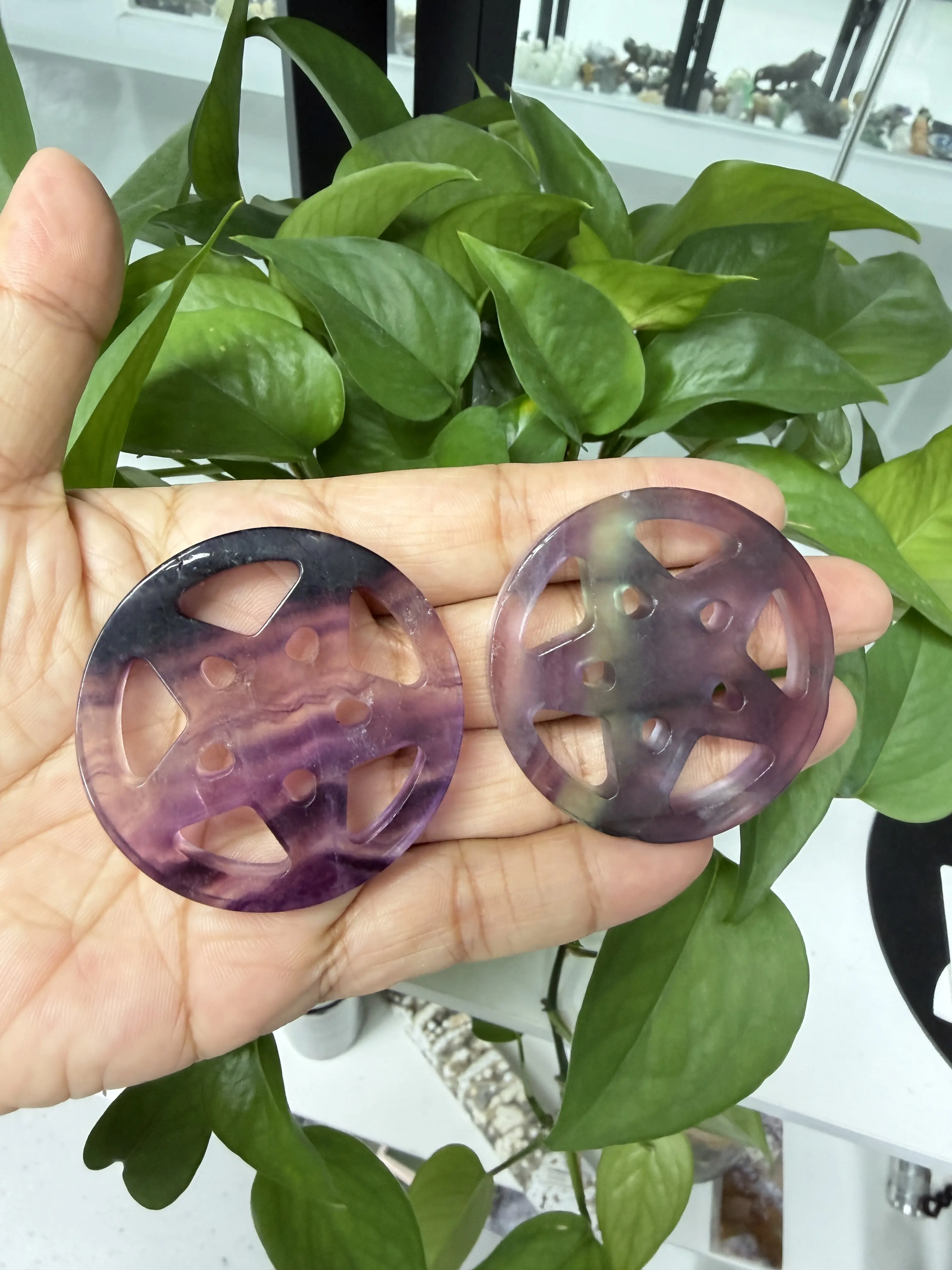 Mia(17667)gc.Natural fluorite star carving