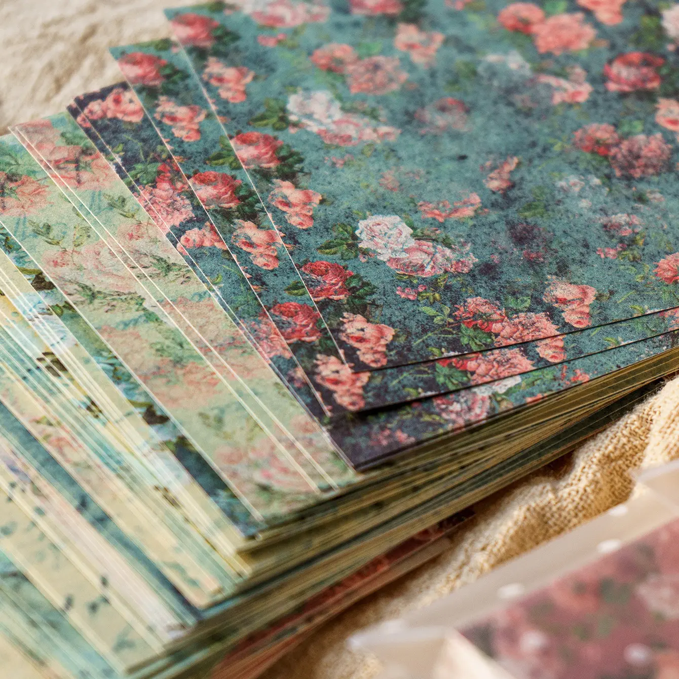 60pcs Vintage Floral Artistic Elegant Scrapbook Paper Pack, 8x8cm (3.15') Decorative Background Paper Supplies, 30 Designs Retro Aesthetic Ephemera for Junk Journal, DIY Craft, Collage & Card Making, Scrapbook Materials