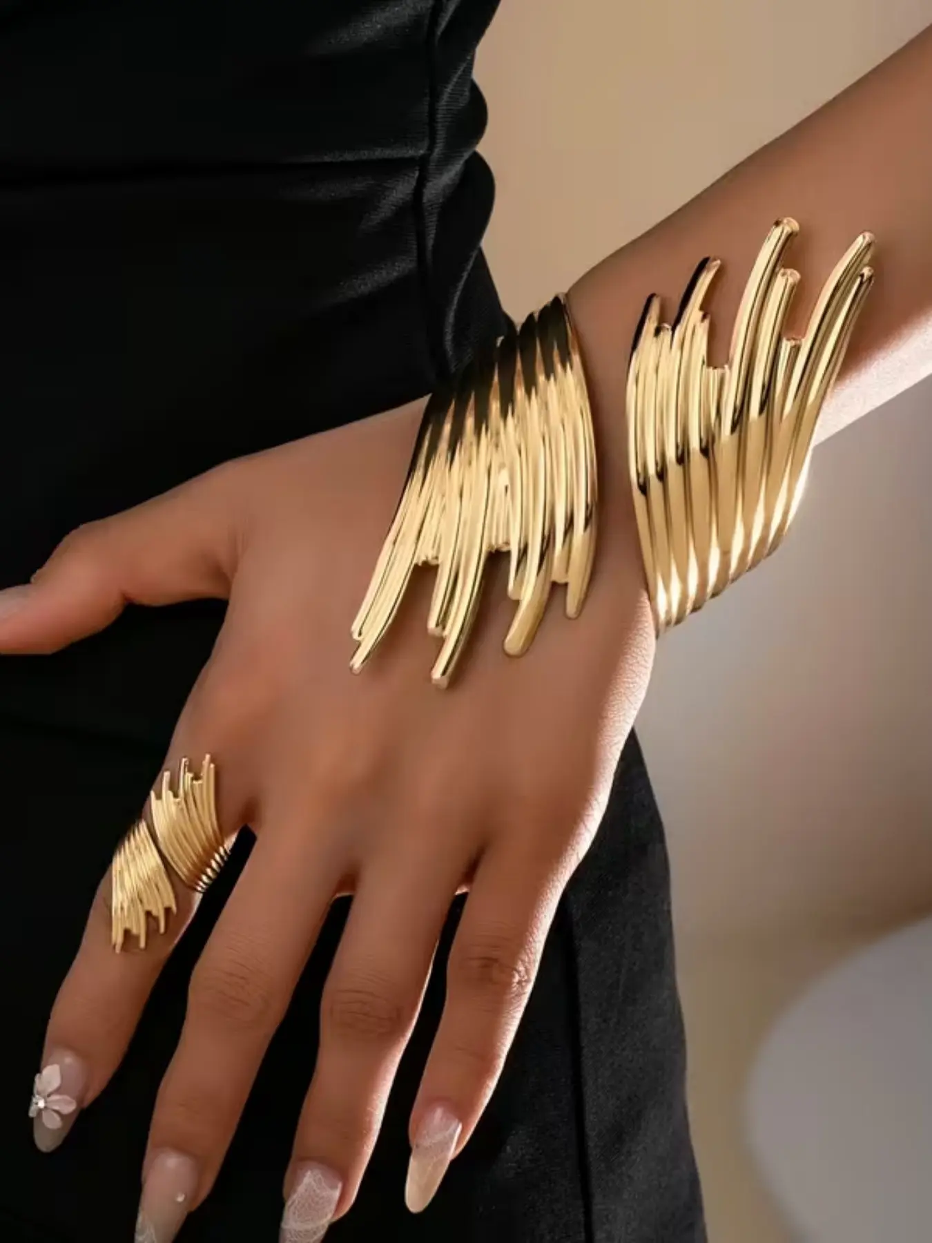 Stylish European & American Design Fashion Jewelry Set, Includes Textured Wing Bracelet & Ring, Ideal for Women's Daily Wear