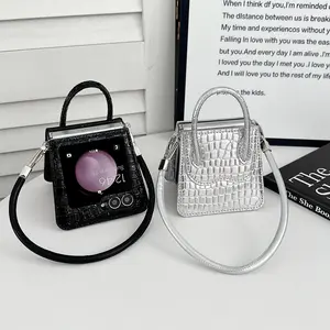 This crocodile pattern handbag-shaped PU leather phone case comes with a handle. It features a hard PC back plate for shockproof and anti-drop protection. The phone case with a rope is suitable for Samsung Galaxy Z Flip 7, 7FE, 6, 5.