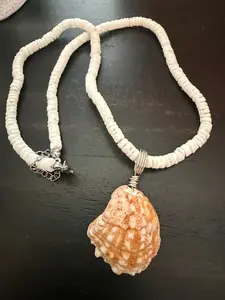 Burnt Sunset – Spiny Jewelbox Shell Necklace on White Puka Bead Chain