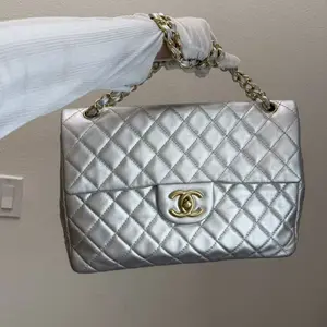 Pre-owned LAMB Backpacks CHANEL Classic Quilted Silver Lambskin Medium Flap Bag with Gold Hardware and Chain Strap