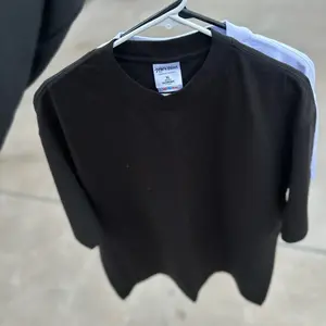 Shaka Wear Super Max Heavyweight T-Shirt Black. Street wear, oversized heavyweight fit. Perfect for everyday wear or on a nice night out!  You can never go wrong with a clean with tee. Menswear Casual Tshirt Streetwear Bulk Shaka Wear Pro Club