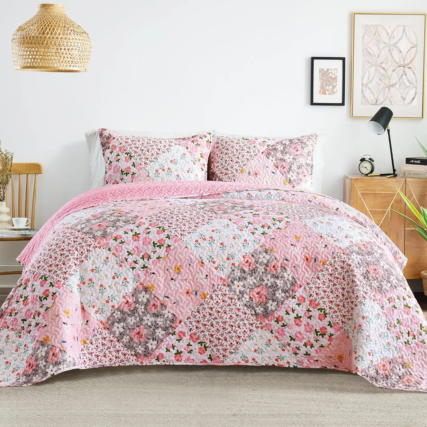 Patchwork quilt, twin size; extra-soft boho floral bedspreads; reversible lightweight twin quilt bedding set; printed coverlets with 1 pillow sham; suitable for all seasons; pink