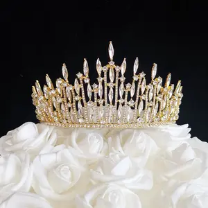 212 MAIN Gold Crown-Shaped Wedding Tiara Cake Topper - Pearl-Accented 1.1oz Ornament for Weddings, Decoration, Home & Party Supplies