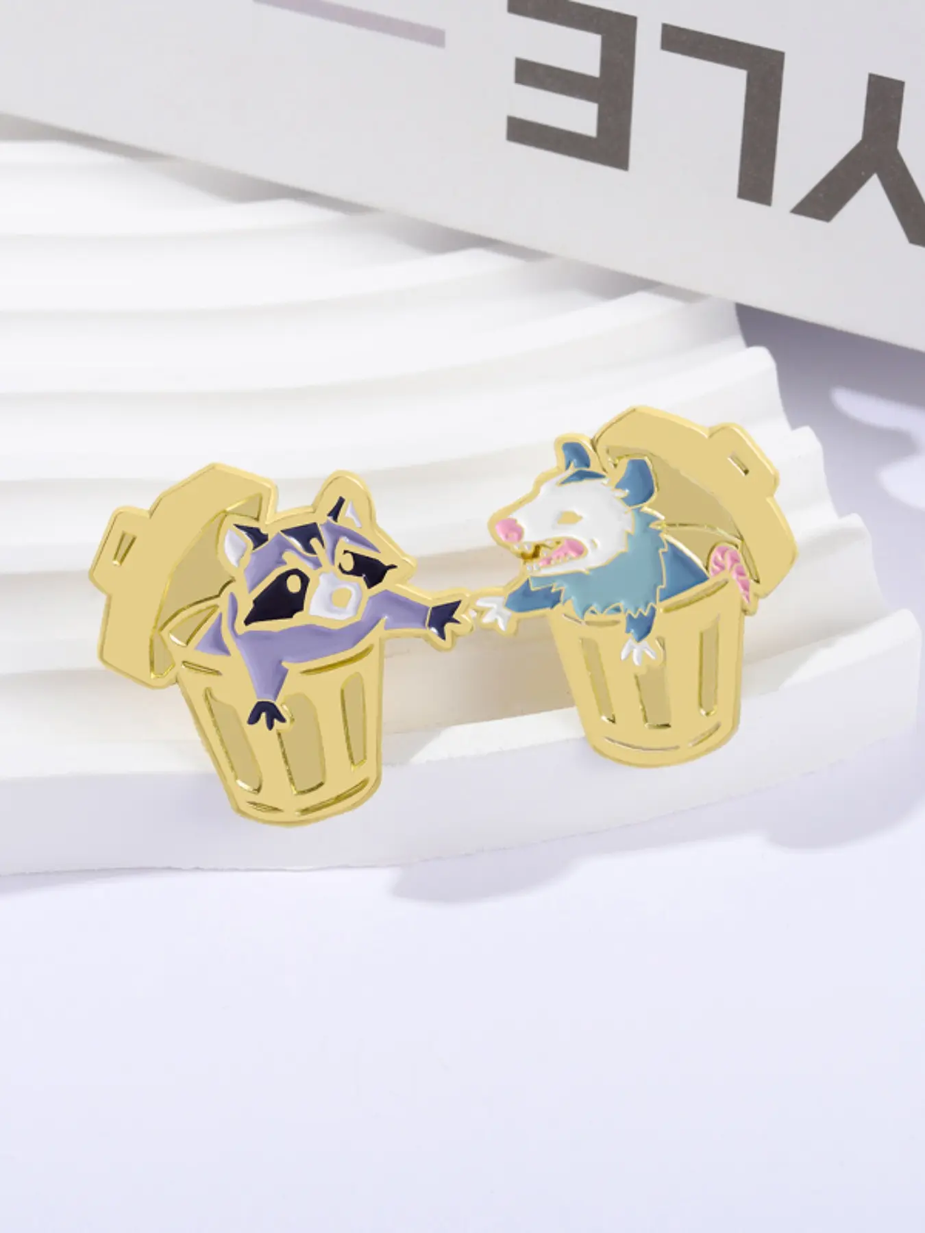 Cartoon Opossum & Raccoon In Trashcan Enamel Pins Set, Cute Animal Print Design, Unisex Fashion Accessories for All Seasons, Metal Jewelry Gift, Durable Metal Pins, Metal Brooch, Alloy Brooch Pin
