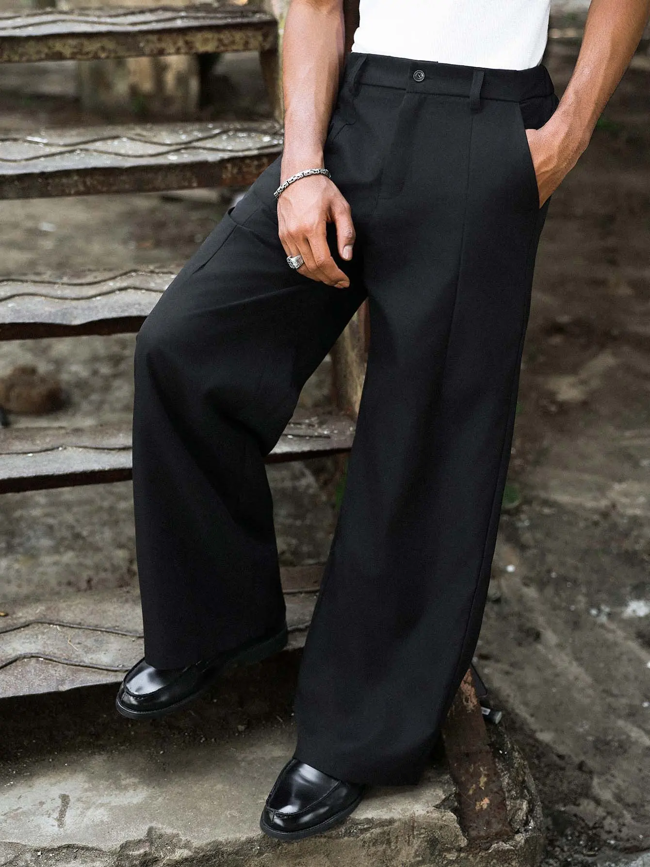 Men’s high-waisted wide-leg casual dress pants, black wrinkle-resistant loose straight-leg long trousers, suitable for commuting, light business settings, street style, and casual outings.