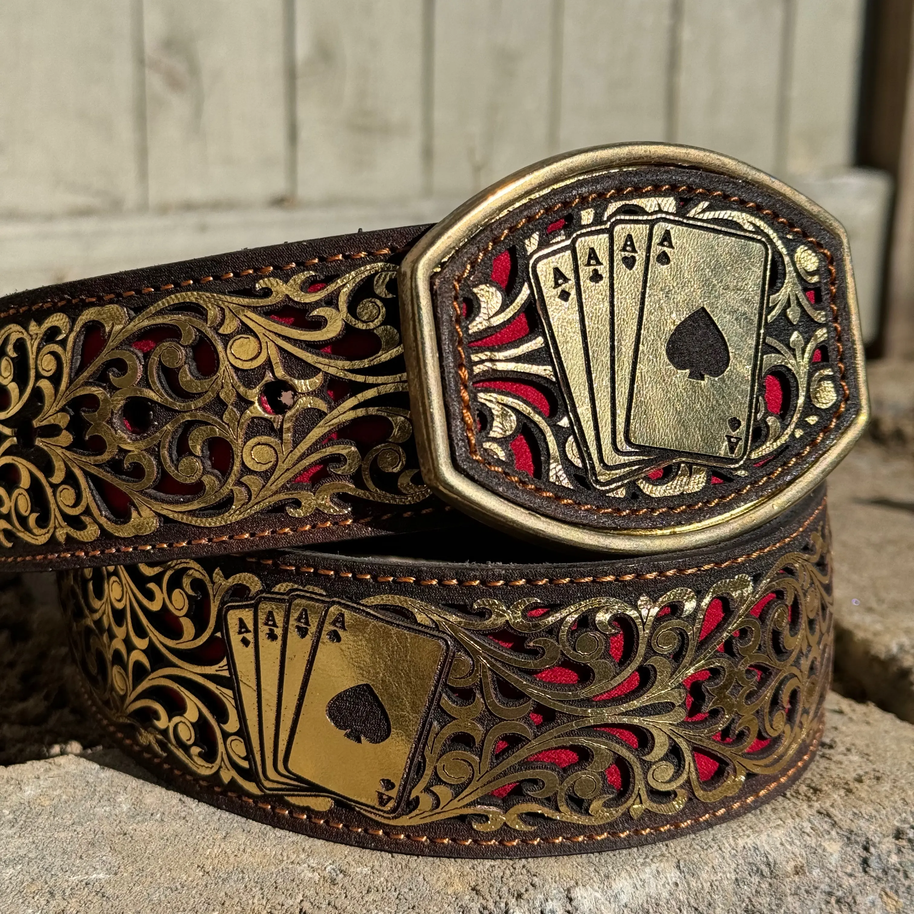 BELT CINTURON BARAJA ORO FONDO ROJO