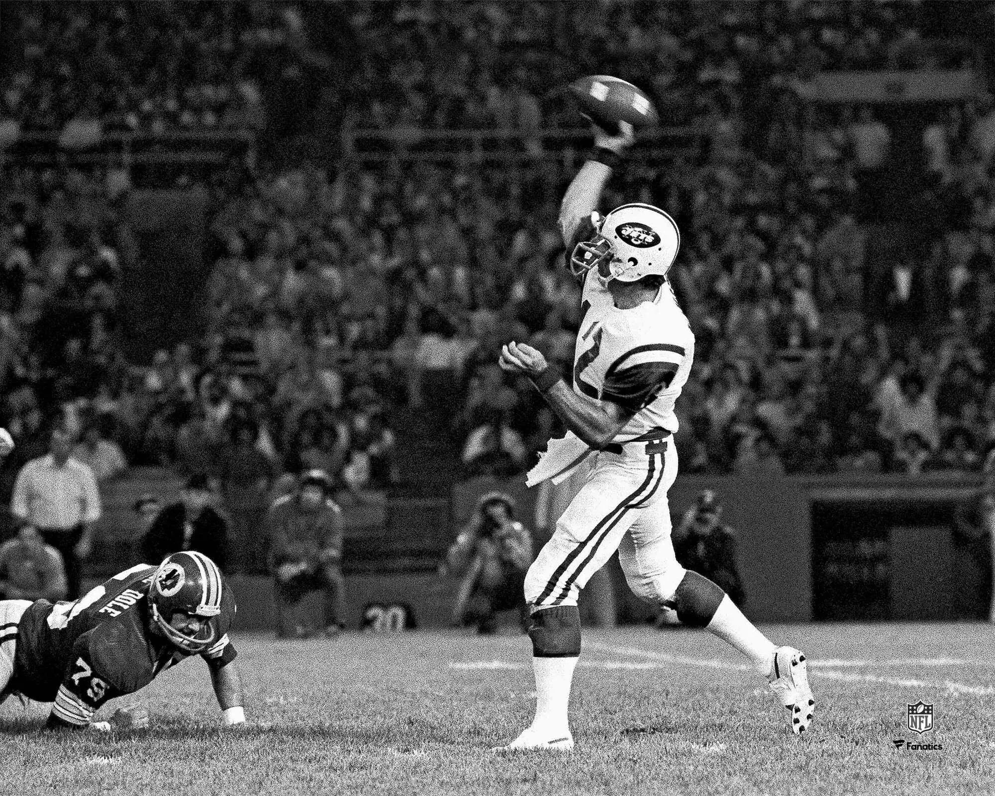 Joe Namath New York Jets Unsigned Throwing Photograph - NFL Memorabilia