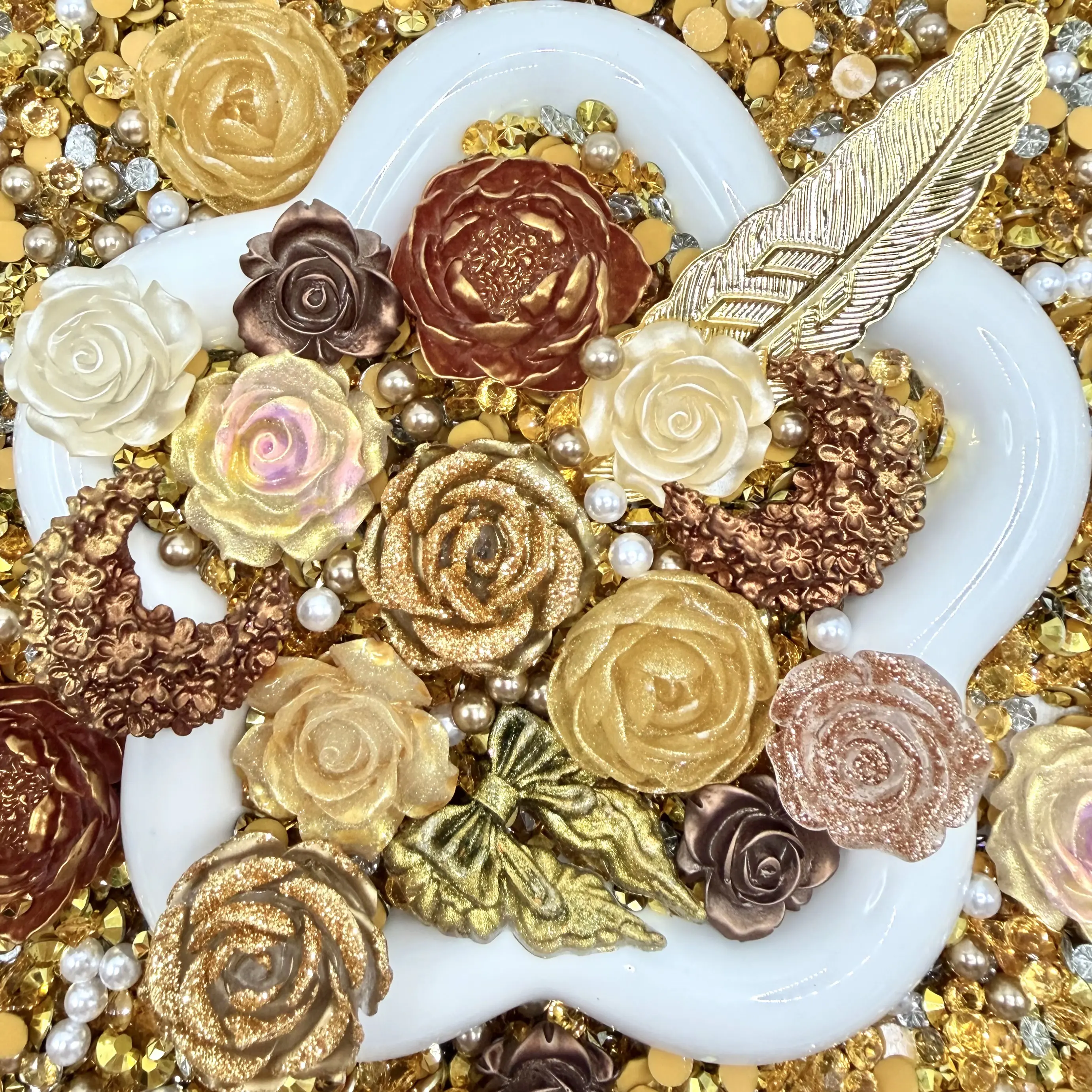 Golden Glamor -Rose Bouquet - 20-30mm Resin Cabochon Mix for DIY Deco Crafts Whipped Cream Glue, Resin Art, Frame & Mirror Decoration