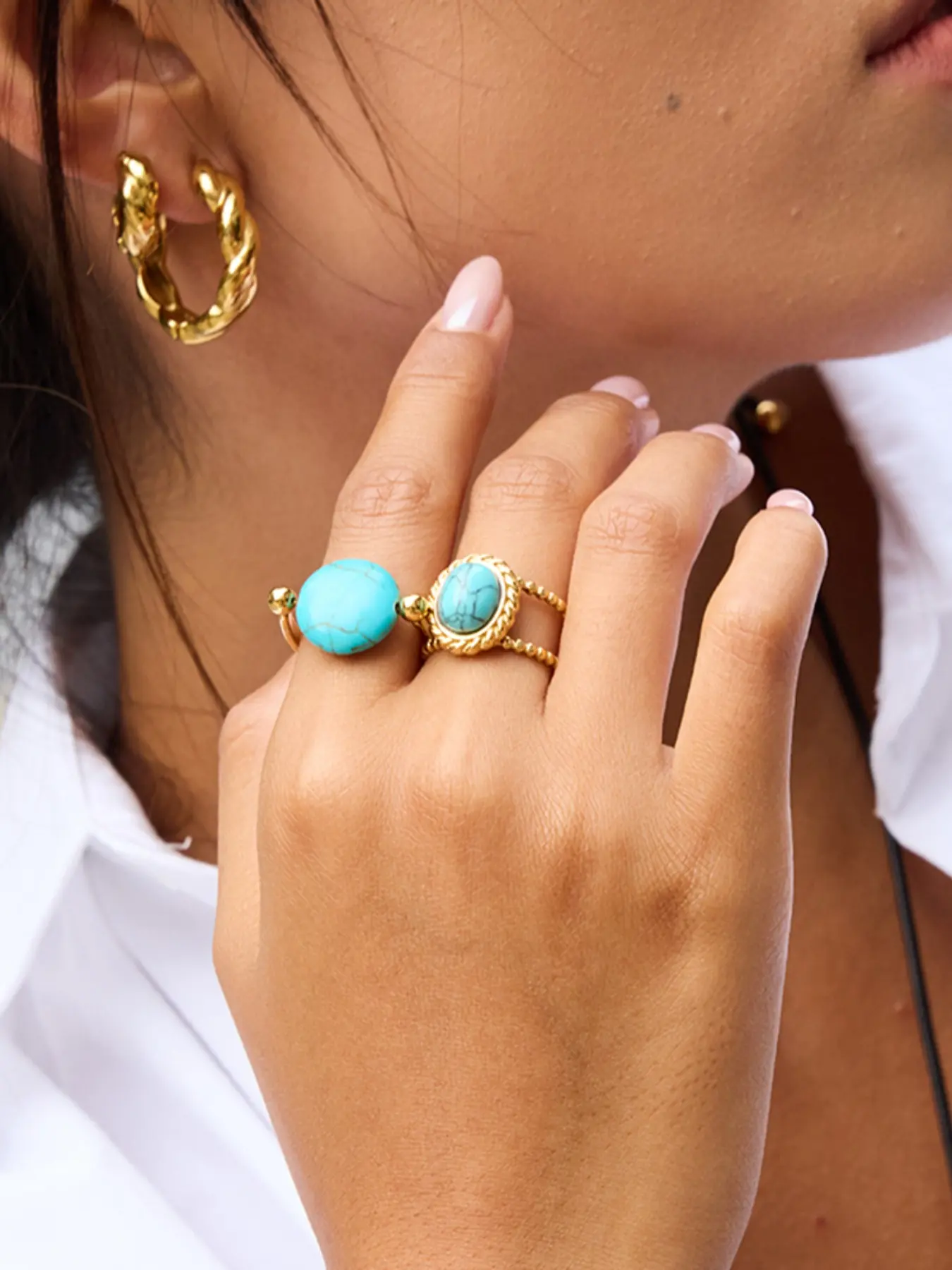 A classic and retro ladies' gold ring, 18k gold-plated stainless steel waterproof blue turquoise freshwater button, pearl smooth U-shaped Bohemian style jewelry, a must-have for summer beach vacation and travel style ring
