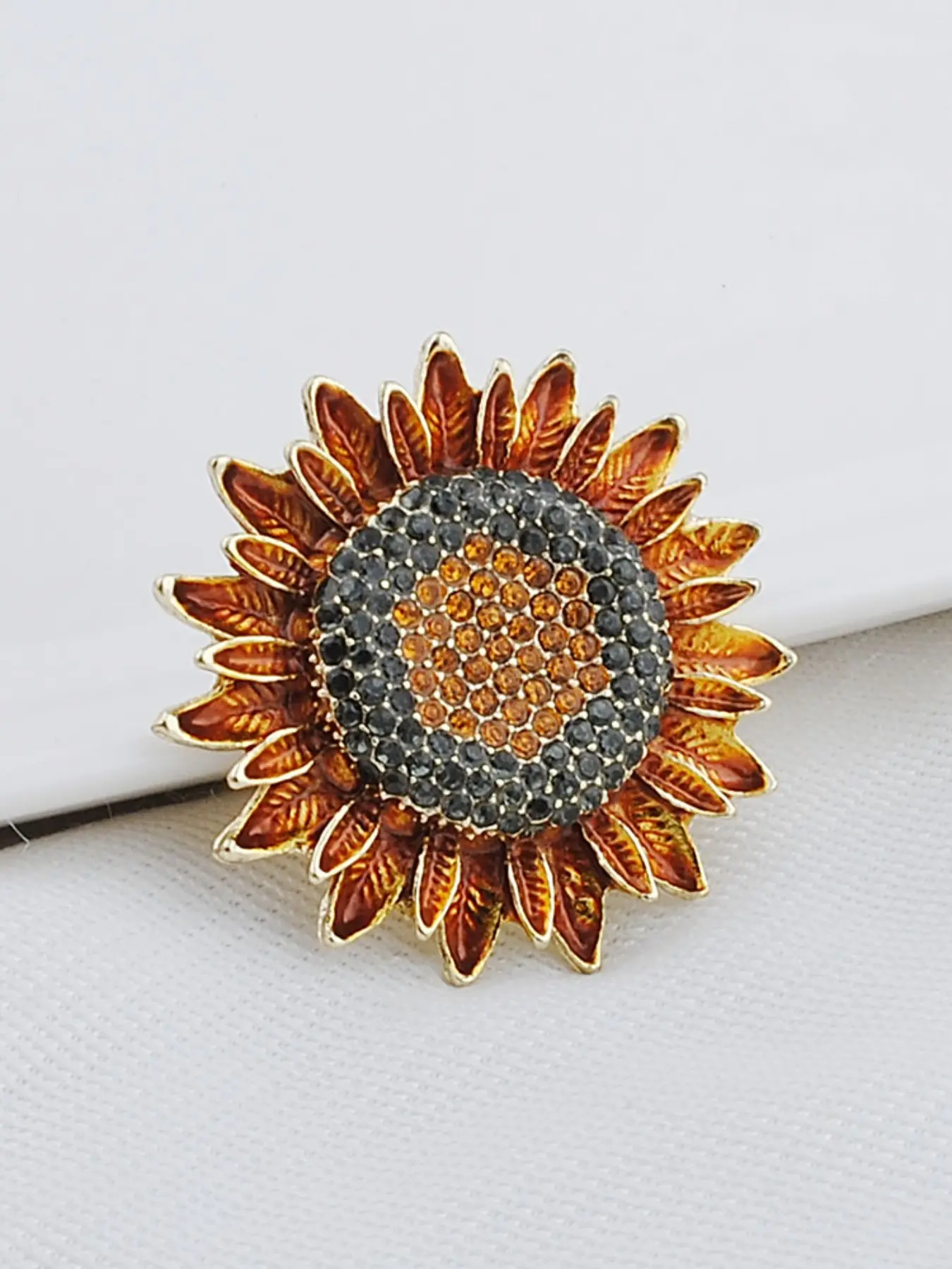Shiny Sunflower Brooch Pin, Floral Pattern, Elegant Women & Girls Accessory, Ideal Gift for Her, Multifunctional Fashion Statement Piece, Clip