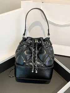 Simple niche design chain drawstring bucket bag, fashionable versatile black shoulder messenger bag, small and light, can hold mobile phones, can be carried by hand, daily commuting, suitable for students, office workers, etc.