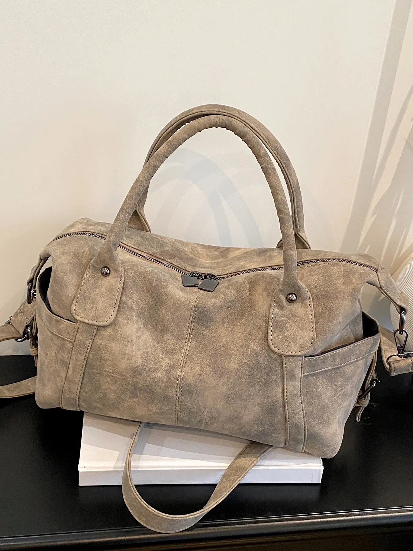 Casual and versatile handheld women's tote bag, fashionable and textured handheld shoulder crossbody bag, simple niche design shoulder crossbody bag, suitable for daily commuting, travel and other scenarios, Casual crossbody bags, Pu Tote Satchel
