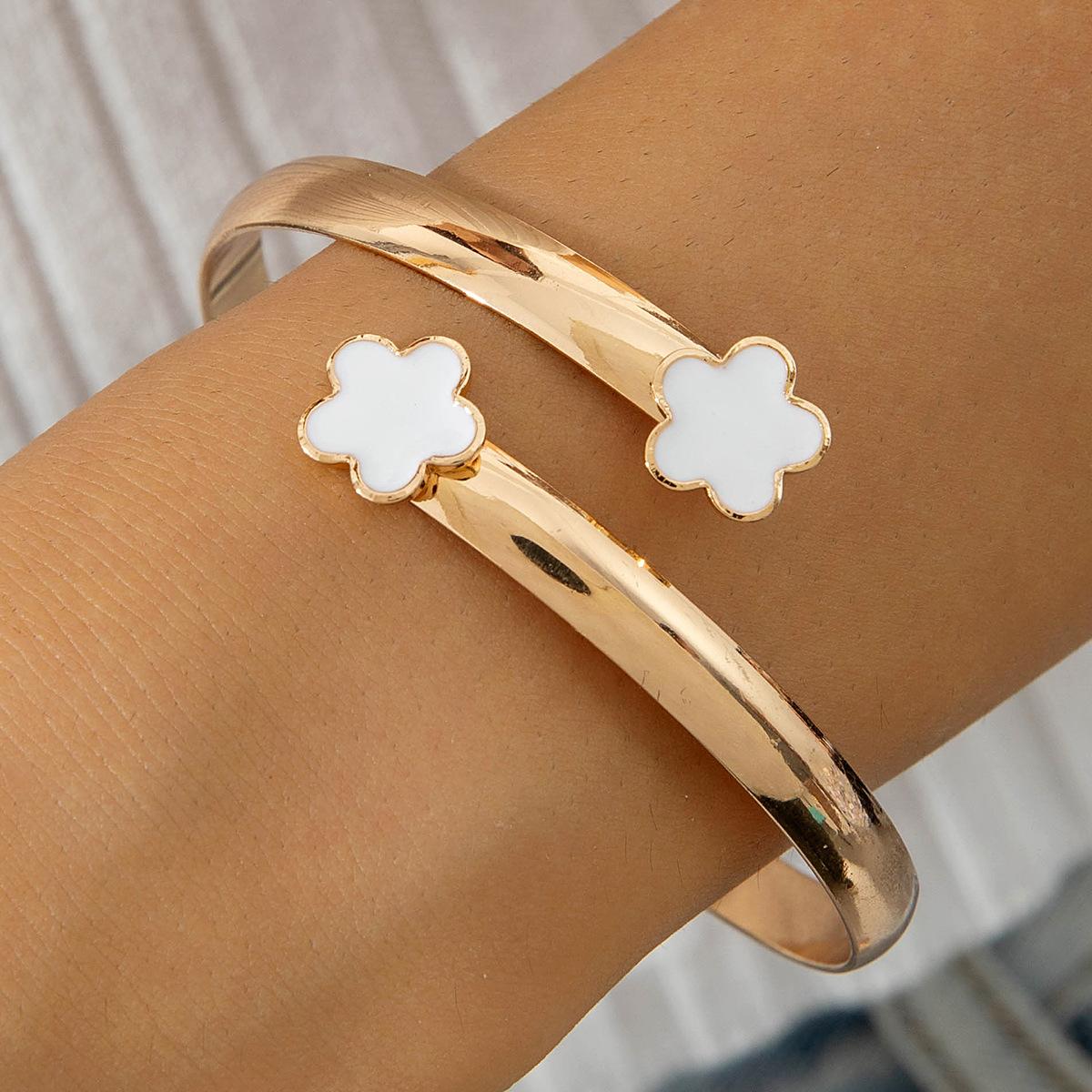 Elegant Five-Leaf Clover Dangle Charm Open Bracelet for Women, Glossy Metal Texture with Bright Luster, White & Black Pendant Options, Ideal Accessory for Commute, Party and Shopping BraceletMetal Cuff Bracelet