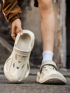 Trendy Men's Anti-Slip Lightweight Breathable Closed-Toe Hole Shoes, Casual Fashion Beach Shoes for Outdoor Walking, Summer Daily Wear, Comfortable Non-Slip Footwear for Vacation