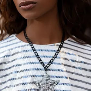 Stellar Selfie Paparazzi Necklace with Star Pendant and Chain Design for Stylish Outfits