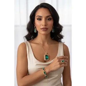 Reyna Esmeralda cadena y aretes