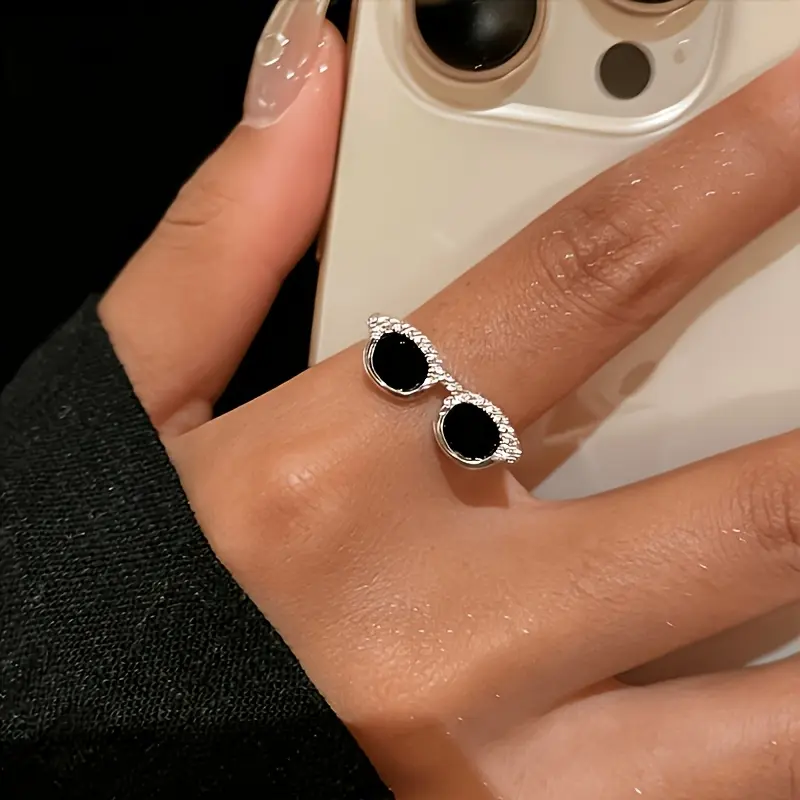 A beautiful mini glasses opening ring, creative mini finger glasses ring, fashionable and personalized light luxury ring, suitable for daily wear on vacation
